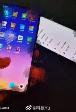 Настоящие смартфоны Xiaomi Mi Mix 4 и Mi Note 10 в рабочем состоянии позируют на совместном фото
