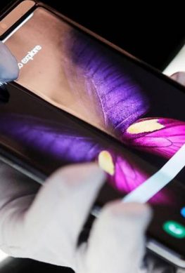 В России качество первого складного смартфона Samsung проверят с помощью робота - 1