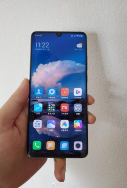 Включенный Xiaomi Mi CC9 Pro позирует в полный рост. 12 Мп против 108 Мп