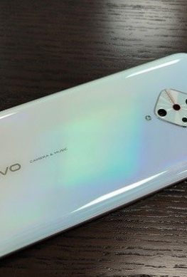 Vivo V17 с квадратной основной камерой позирует на фото – фото 1