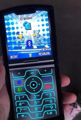 Новую Motorola RAZR 2019 оснастили интересной отсылкой к предшественнику - 1