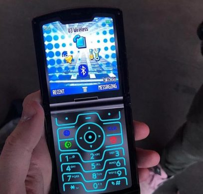 Новую Motorola RAZR 2019 оснастили интересной отсылкой к предшественнику - 1