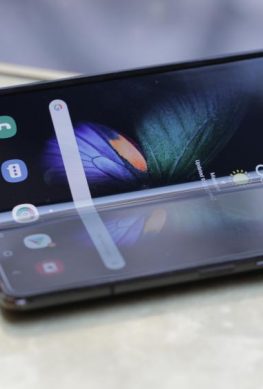 Новый гибкий смартфон Samsung сможет сгибаться в разные стороны - 1