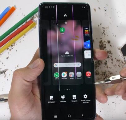 Samsung нагло соврала? Экран Galaxy Z Flip прикрывает обычный пластик