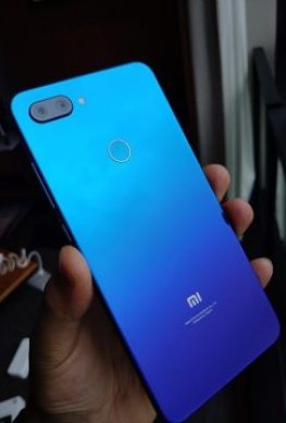 Градиентная задняя панель Xiaomi Mi 8 Lite на самом деле является прозрачной