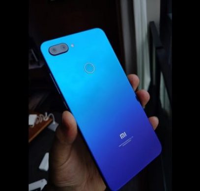 Градиентная задняя панель Xiaomi Mi 8 Lite на самом деле является прозрачной