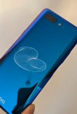 Градиент 2.0: смартфон ZTE Nubia X удивляет