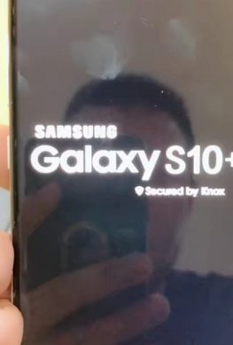 Флагманский смартфон Samsung Galaxy S10+ позирует на живых фото
