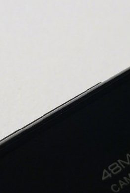 Первый смартфон Xiaomi с 48-мегапиксельной камерой позирует на фото